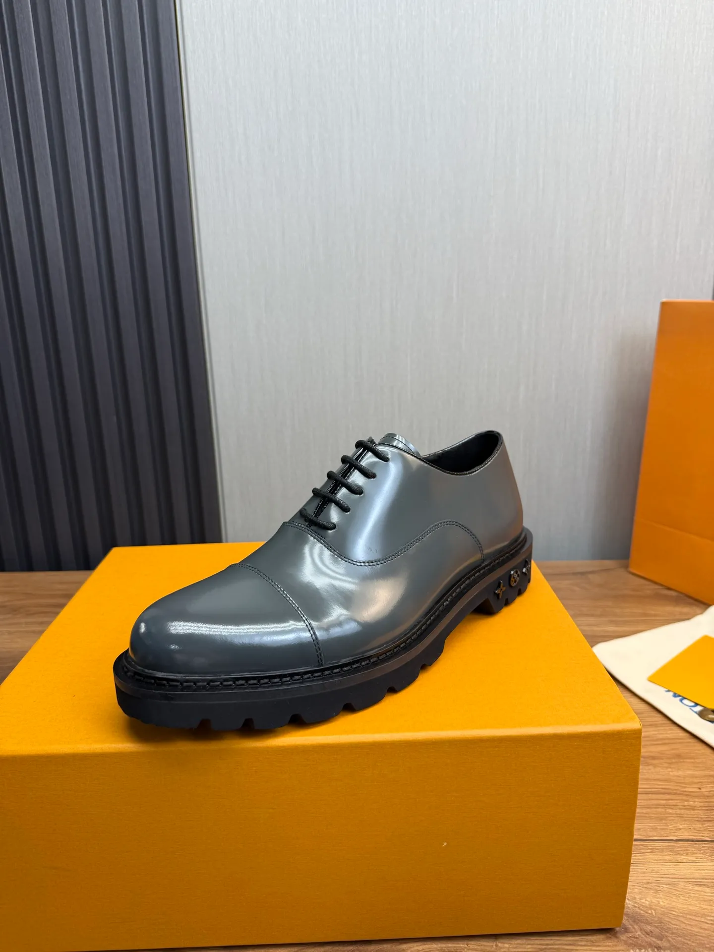 Men's shoes 💰900💰 LV. Men's casual lace-up leather shoes, the latest hot style 🔥 1:1 original purchase quality, top quality goods ⬆️The upper is imported open-edge beaded cowhide, cowhide, and cow suede. The hand-made three-dimensional stitching highlights the round toe design. The inner foot pads are all imported cowhide, with the original wear-resistant foam outsole, matching code 39-44, (38, 45 custom-made, non-refundable)